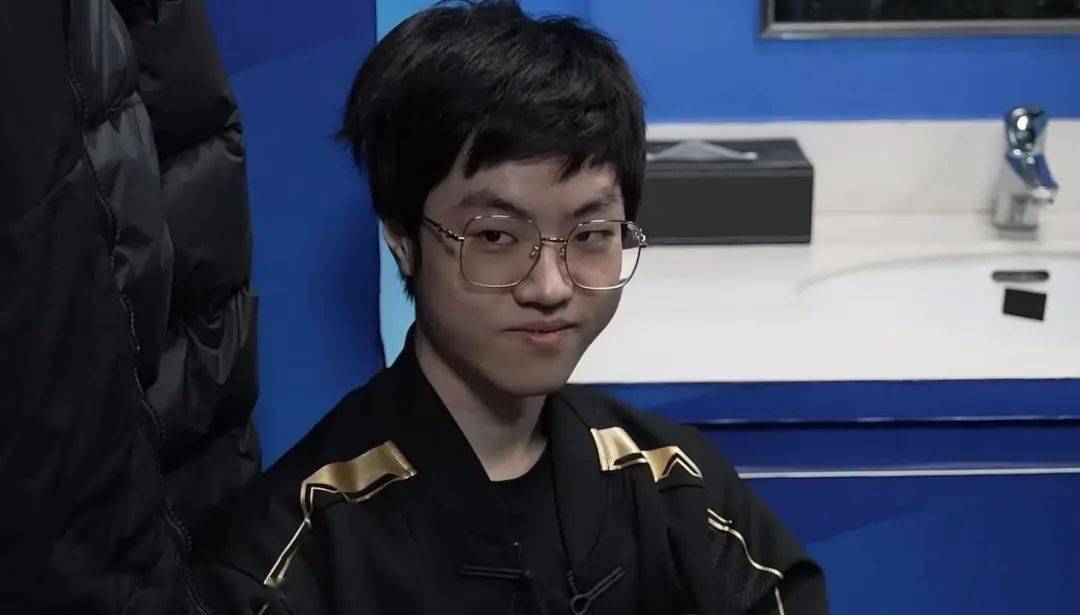 Rookie迎来七赛季高光表现，RNG球迷沸腾！